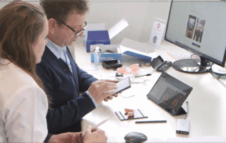 Dentiste réalisant une téléexpertise bucco-dentaire à partir de photos envoyées depuis un EHPAD.