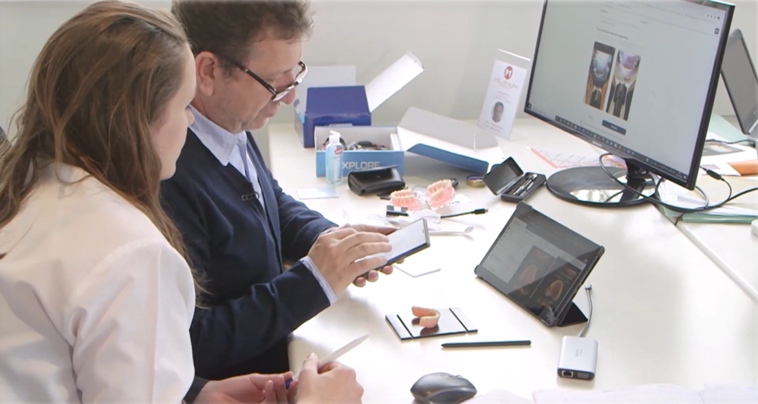 Téléexpertise bucco-dentaire Odontoscope® Dentiste réalisant une téléexpertise bucco-dentaire à partir de photos envoyées depuis un EHPAD.